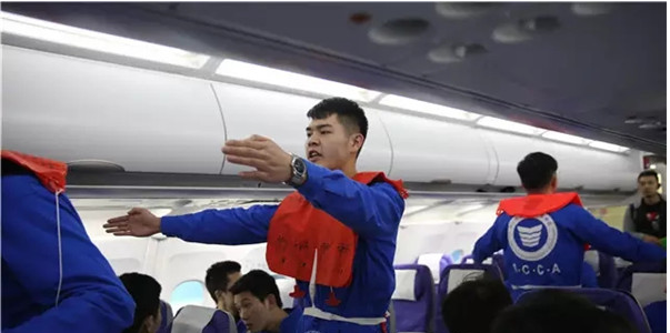 十名就業到春秋航空的成都航空旅游職業學校學子回母校進行新乘培訓