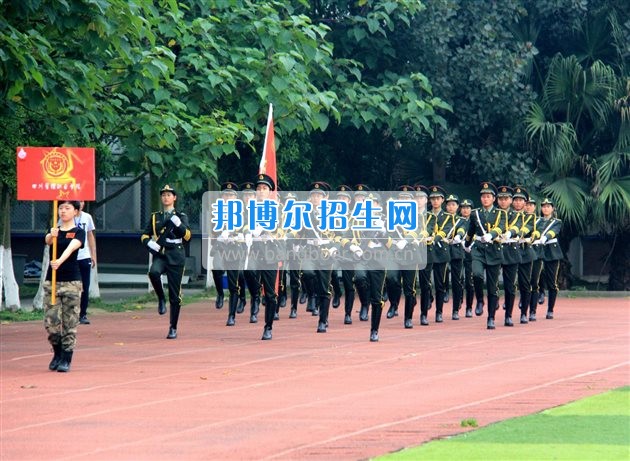 四川管理職業學院國旗隊參加四川省高校國旗護衛隊會操交流活動  為慶祝中國人民解放軍建軍90周年，推進西南地區高校國旗文化的發展，持續發揮升旗儀式的教育引導作用，深化愛國主義教育，5月20日，我院國旗隊應邀參加了由四川大學錦城學院發起的會操交流活動。  全省28所高校的國旗護衛隊，近千名國旗手齊聚一堂。在莊嚴的升旗儀式后，活動進入會操展示環節。我院國旗隊邁著整齊劃一的步伐走過主席臺，展示出了優秀的訓練水平和昂揚的精神風貌。當天下午，在四川大學錦城學院大禮堂舉行了“以我火紅青春、譜寫國旗禮贊”大學生升旗手文藝匯演。我院代表隊以優雅的舞姿展現了大學生青春的風采。表達了對祖國與學院的炙熱情感和嚴于律己的學習態度。  此次會操交流活動，加強了省內各高校國旗護衛隊間的聯系，弘揚了愛國、愛旗、護旗的精神，獲得了寶貴的經驗，明確了努力的方向。我院國旗隊的隊員們紛紛表示：要肩負起捍衛國旗尊嚴、宣傳國旗文化的神圣使命!