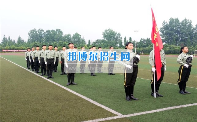 四川管理職業學院國旗隊參加四川省高校國旗護衛隊會操交流活動  為慶祝中國人民解放軍建軍90周年，推進西南地區高校國旗文化的發展，持續發揮升旗儀式的教育引導作用，深化愛國主義教育，5月20日，我院國旗隊應邀參加了由四川大學錦城學院發起的會操交流活動。  全省28所高校的國旗護衛隊，近千名國旗手齊聚一堂。在莊嚴的升旗儀式后，活動進入會操展示環節。我院國旗隊邁著整齊劃一的步伐走過主席臺，展示出了優秀的訓練水平和昂揚的精神風貌。當天下午，在四川大學錦城學院大禮堂舉行了“以我火紅青春、譜寫國旗禮贊”大學生升旗手文藝匯演。我院代表隊以優雅的舞姿展現了大學生青春的風采。表達了對祖國與學院的炙熱情感和嚴于律己的學習態度。  此次會操交流活動，加強了省內各高校國旗護衛隊間的聯系，弘揚了愛國、愛旗、護旗的精神，獲得了寶貴的經驗，明確了努力的方向。我院國旗隊的隊員們紛紛表示：要肩負起捍衛國旗尊嚴、宣傳國旗文化的神圣使命!